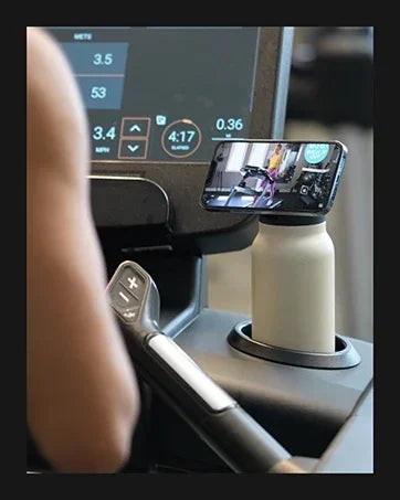 Isolierte Sport-Trinkflasche mit magnetischer Handyhalterung und integriertem Ständer – perfekt für Fitnessstudio, Outdoor-Abenteuer und Reisen.