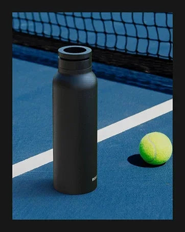 Isolierte Sport-Trinkflasche mit magnetischer Handyhalterung und integriertem Ständer – perfekt für Fitnessstudio, Outdoor-Abenteuer und Reisen.